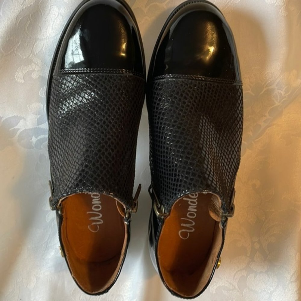 Wonder patent leatherleather snake skin design loafer 1 heel Sz 5